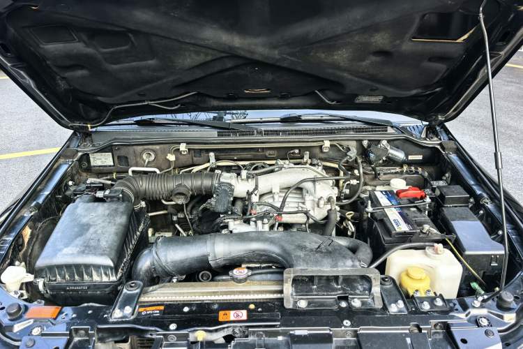 Used Mitsubishi Pajero 2016 3.0L Automatic Prestige Version China V Standard Engine Bay