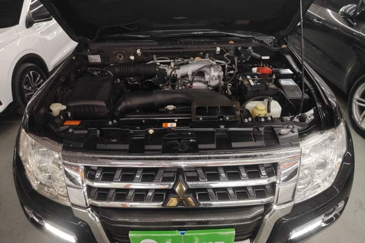Used Mitsubishi Pajero 2016 3.0L Automatic Prestige Version China IV Standard Engine Bay