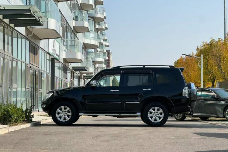 Used Mitsubishi Pajero 2016 3.0L Automatic Prestige Version China IV Standard Exterior 3