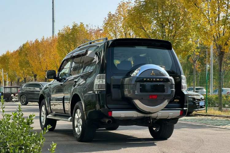 Used Mitsubishi Pajero 2016 3.0L Automatic Prestige Version China IV Standard Exterior 4