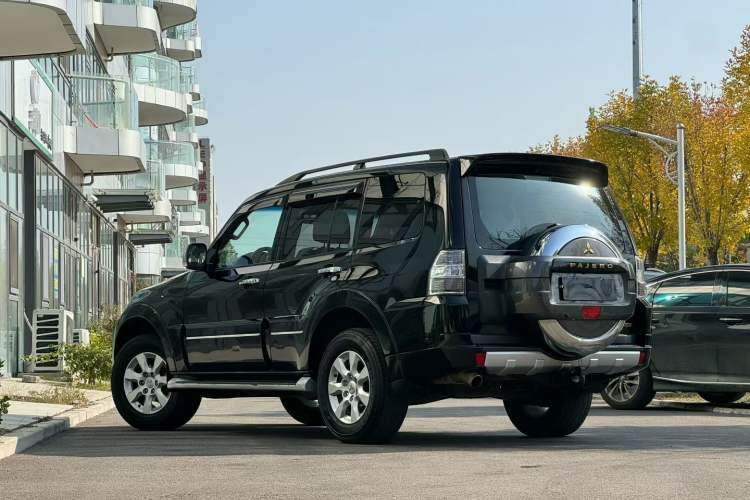 Used Mitsubishi Pajero 2016 3.0L Automatic Prestige Version China IV Standard Exterior 5