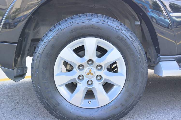 Used Mitsubishi Pajero 2016 3.0L Automatic Prestige Version China V Standard Exterior 9