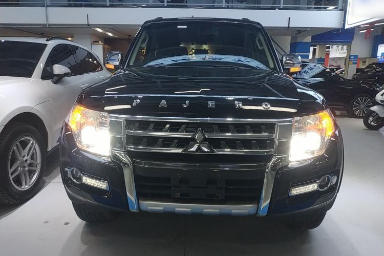 Used Mitsubishi Pajero 2016 3.0L Automatic Luxury Edition China IV Front