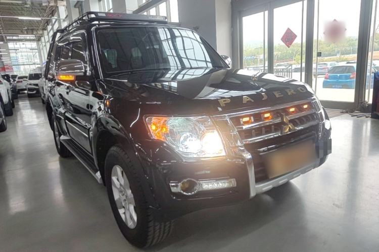 Used Mitsubishi Pajero 2016 3.0L Automatic Prestige Version China V Standard Front Right 45 Deg