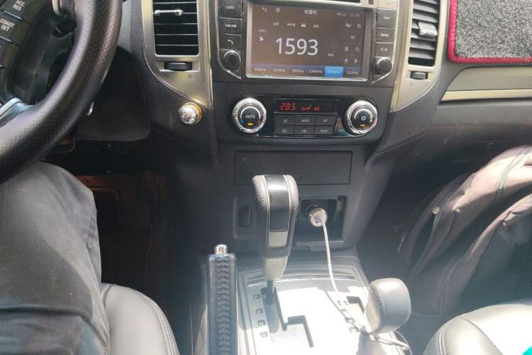 Used Mitsubishi Pajero 2016 3.0L Automatic Standard Version China V Standard Gear Lever