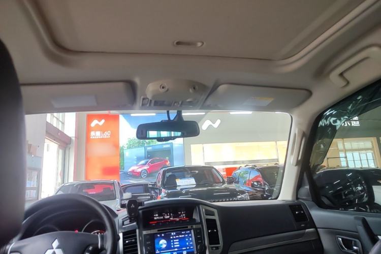 Used Mitsubishi Pajero 2016 3.0L Automatic Prestige Version China V Standard Headliner