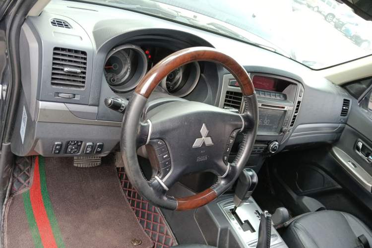 Used Mitsubishi Pajero 2016 3.0L Automatic Prestige Version China IV Standard Interior 2