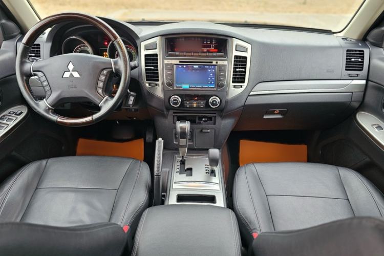 Used Mitsubishi Pajero 2016 3.0L Automatic Prestige Version China V Standard Interior 2