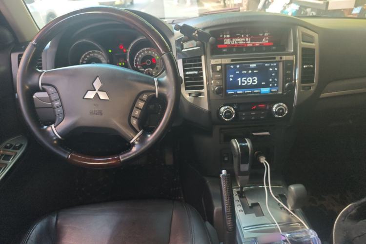 Used Mitsubishi Pajero 2016 3.0L Automatic Prestige Version China V Standard Interior 2