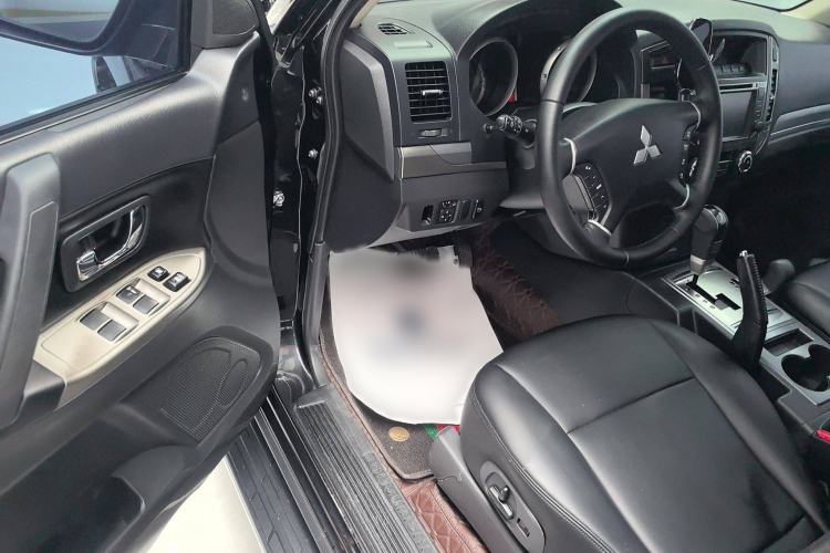 Used Mitsubishi Pajero 2016 3.0L Automatic Luxury Version China V Standard Interior 2