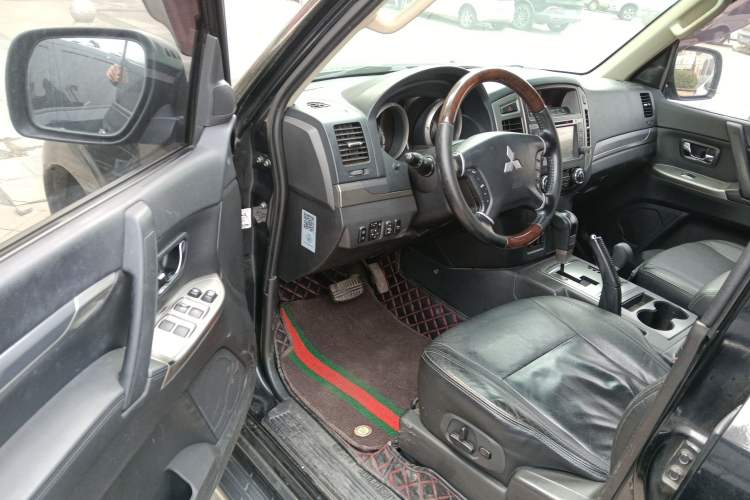 Used Mitsubishi Pajero 2016 3.0L Automatic Prestige Version China IV Standard Interior 3