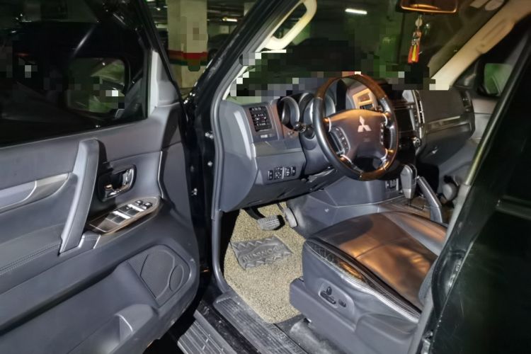 Used Mitsubishi Pajero 2016 3.0L Automatic Prestige Version China IV Standard Interior 3