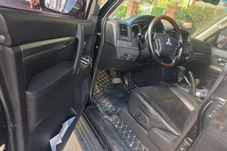 Used Mitsubishi Pajero 2016 3.0L Automatic Prestige Version China V Standard Interior 3