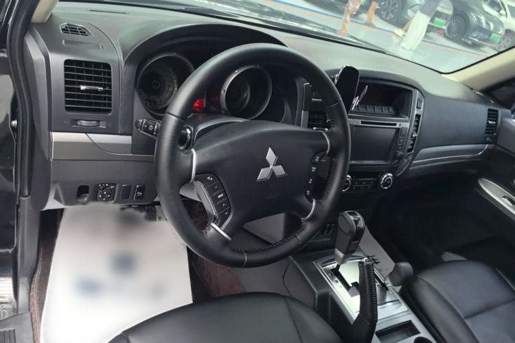Used Mitsubishi Pajero 2016 3.0L Automatic Luxury Version China V Standard Interior 3