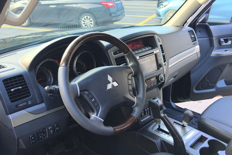 Used Mitsubishi Pajero 2016 3.0L Automatic Prestige Version China V Standard Interior 3