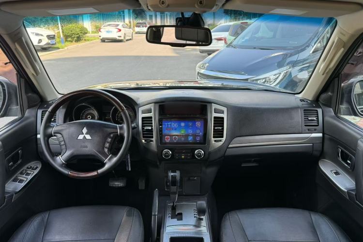 Used Mitsubishi Pajero 2016 3.0L Automatic Prestige Version China IV Standard Interior 3
