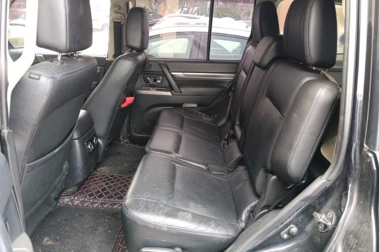 Used Mitsubishi Pajero 2016 3.0L Automatic Prestige Version China IV Standard Interior 4