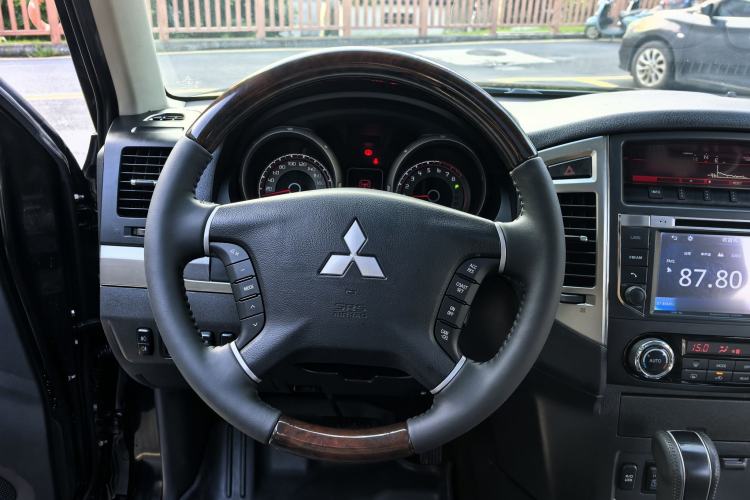 Used Mitsubishi Pajero 2016 3.0L Automatic Prestige Version China V Standard Interior 4