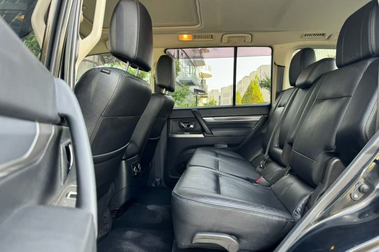 Used Mitsubishi Pajero 2016 3.0L Automatic Prestige Version China IV Standard Interior 4