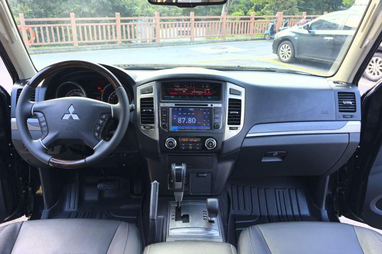 Used Mitsubishi Pajero 2016 3.0L Automatic Prestige Version China V Standard Interior 5