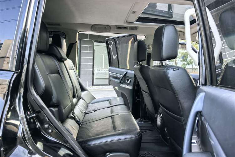 Used Mitsubishi Pajero 2016 3.0L Automatic Prestige Version China V Standard Interior 7