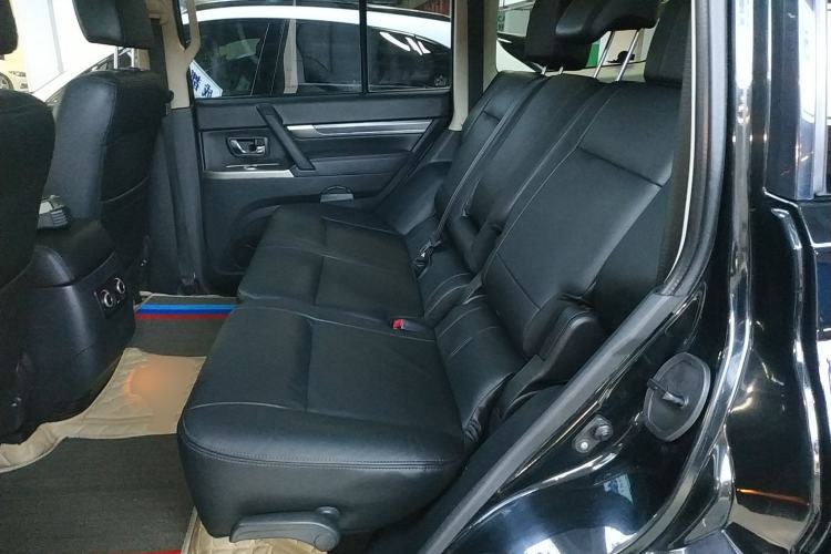 Used Mitsubishi Pajero 2016 3.0L Automatic Luxury Edition China IV Left Rear Seat