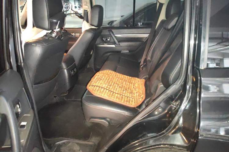 Used Mitsubishi Pajero 2016 3.0L Automatic Luxury Version China V Standard Left Rear Seat