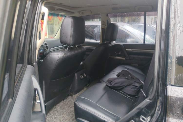 Used Mitsubishi Pajero 2016 3.0L Automatic Luxury Version China V Standard Left Rear Seat