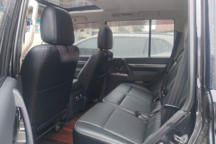 Used Mitsubishi Pajero 2016 3.0L Automatic Standard Version China V Standard Left Rear Seat