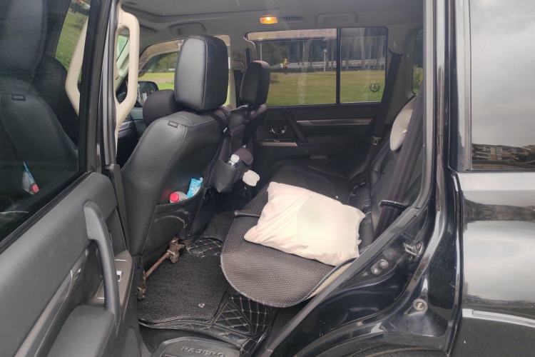 Used Mitsubishi Pajero 2016 3.0L Automatic Prestige Version China V Standard Left Rear Seat