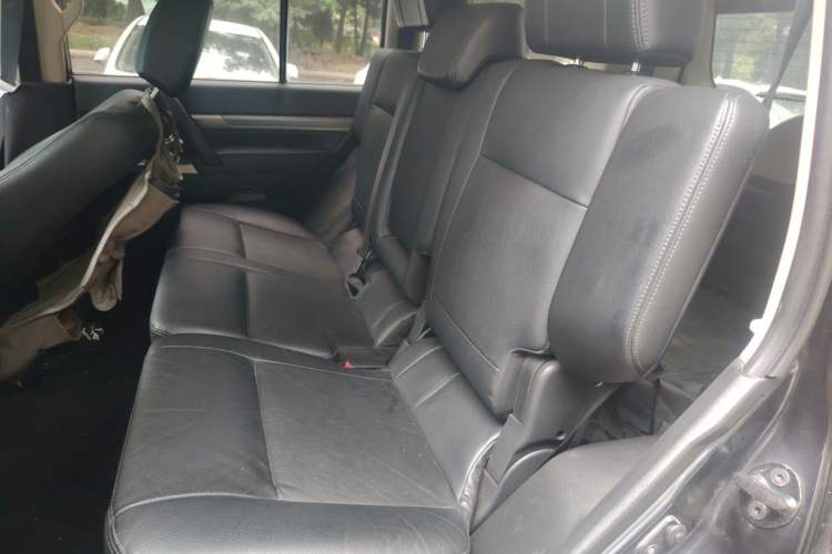 Used Mitsubishi Pajero 2016 3.0L Automatic Prestige Version China IV Standard Left Rear Seat