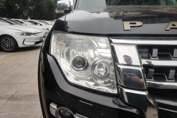 Used Mitsubishi Pajero 2016 3.0L Automatic Prestige Version China IV Standard Right Front Headlight