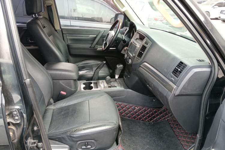 Used Mitsubishi Pajero 2016 3.0L Automatic Prestige Version China IV Standard Right Front Seat