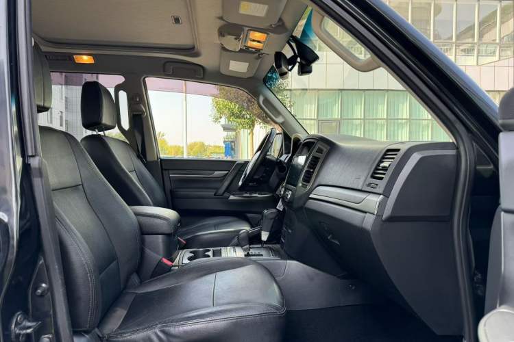 Used Mitsubishi Pajero 2016 3.0L Automatic Prestige Version China IV Standard Right Front Seat