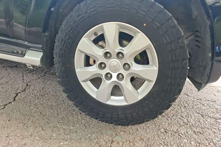Used Mitsubishi Pajero 2016 3.0L Automatic Standard Version China V Standard Right Front Wheel Hub