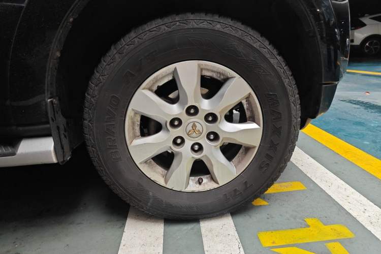Used Mitsubishi Pajero 2016 3.0L Automatic Prestige Version China IV Standard Right Front Wheel Hub