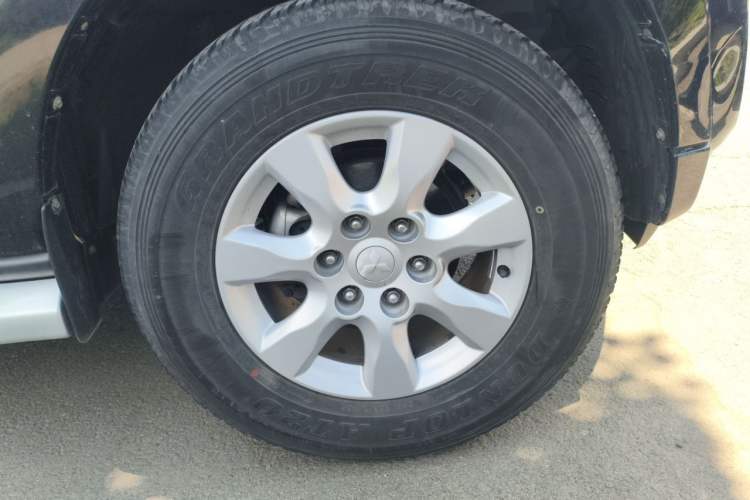 Used Mitsubishi Pajero 2016 3.0L Automatic Standard Version China V Standard Right Front Wheel Hub