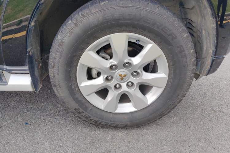 Used Mitsubishi Pajero 2016 3.0L Automatic Prestige Version China V Standard Right Front Wheel Hub