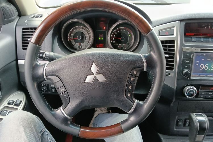 Used Mitsubishi Pajero 2016 3.0L Automatic Prestige Version China IV Standard Steering Wheel