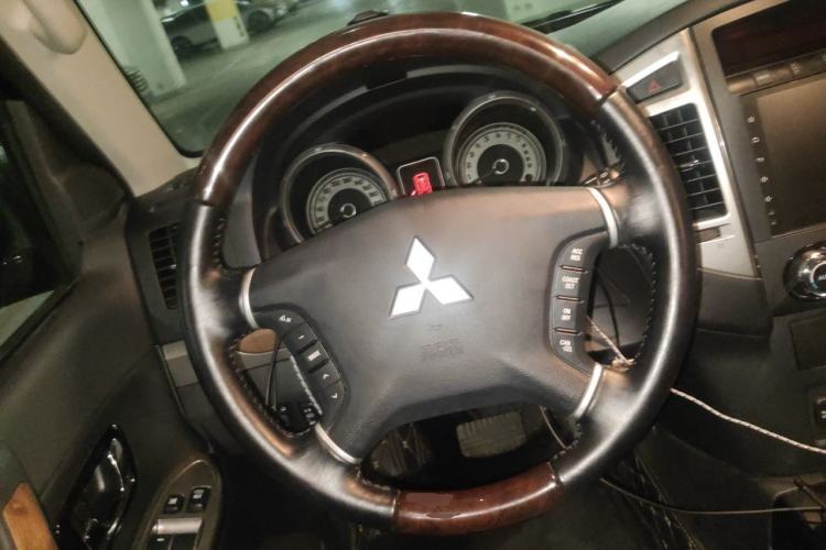Used Mitsubishi Pajero 2016 3.0L Automatic Prestige Version China V Standard Steering Wheel