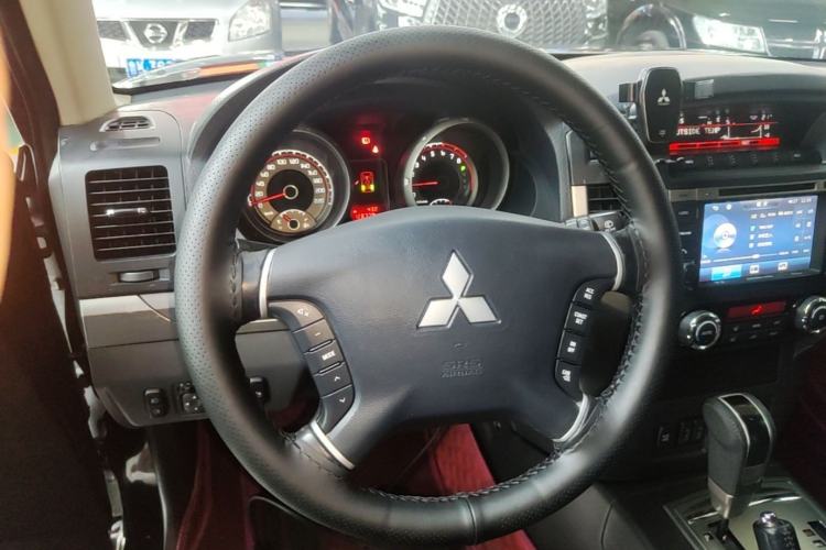 Used Mitsubishi Pajero 2016 3.0L Automatic Prestige Version China V Standard Steering Wheel