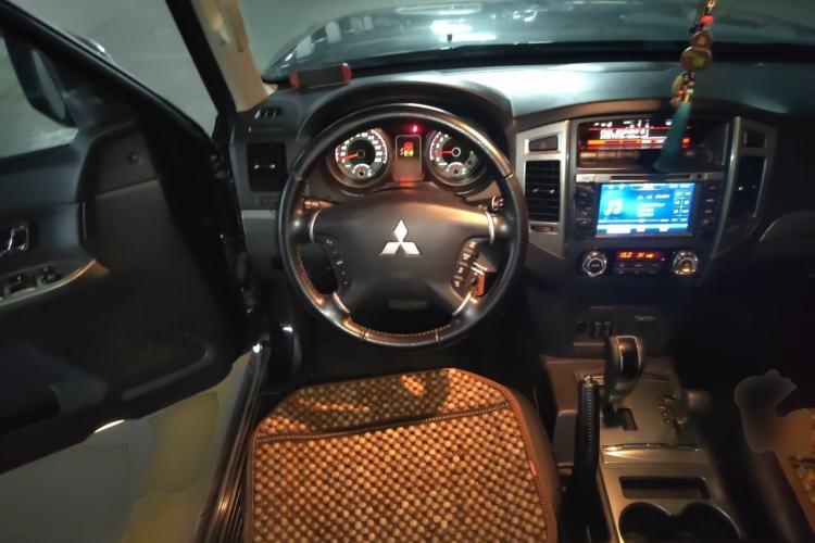 Used Mitsubishi Pajero 2016 3.0L Automatic Luxury Version China V Standard Steering Wheel