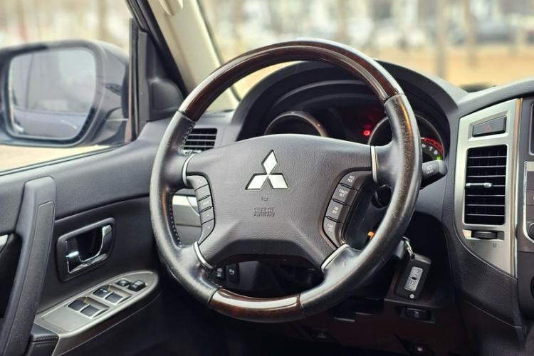 Used Mitsubishi Pajero 2016 3.0L Automatic Prestige Version China V Standard Steering Wheel