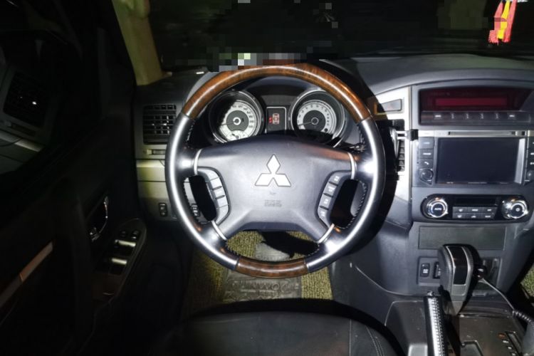 Used Mitsubishi Pajero 2016 3.0L Automatic Prestige Version China IV Standard Steering Wheel