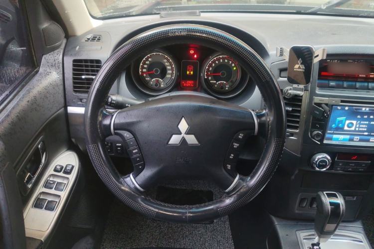Used Mitsubishi Pajero 2016 3.0L Automatic Luxury Version China V Standard Steering Wheel