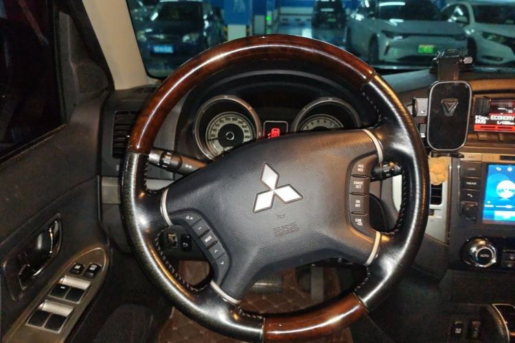 Used Mitsubishi Pajero 2016 3.0L Automatic Prestige Version China V Standard Steering Wheel