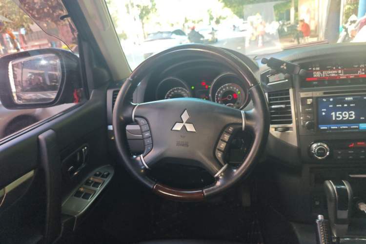 Used Mitsubishi Pajero 2016 3.0L Automatic Prestige Version China V Standard Steering Wheel