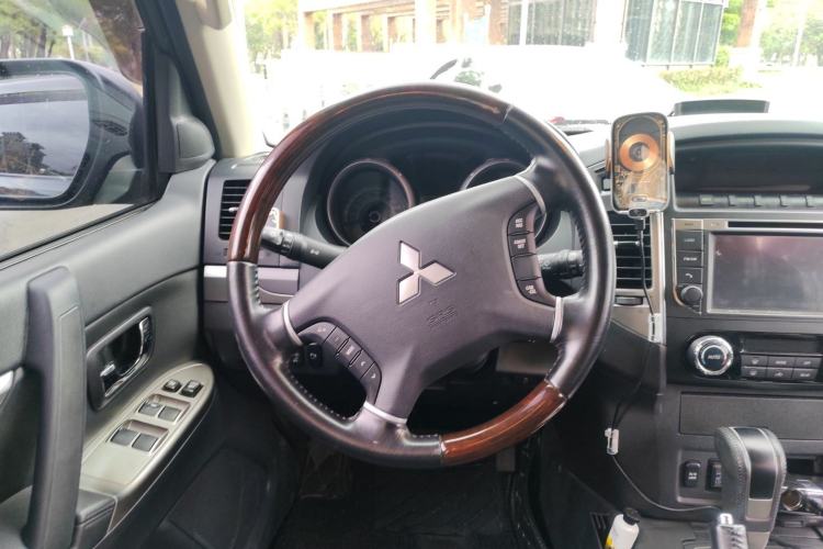 Used Mitsubishi Pajero 2016 3.0L Automatic Prestige Version China V Standard Steering Wheel