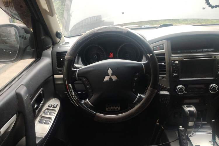 Used Mitsubishi Pajero 2016 3.0L Automatic Prestige Version China IV Standard Steering Wheel