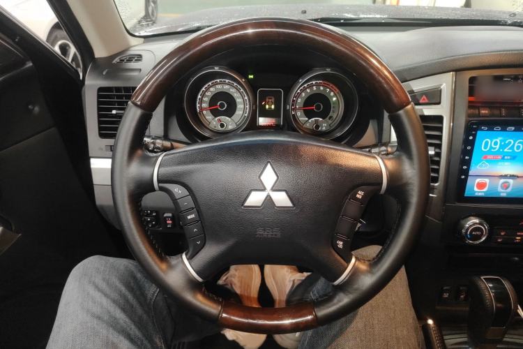 Used Mitsubishi Pajero 2016 3.0L Automatic Prestige Version China IV Standard Steering Wheel